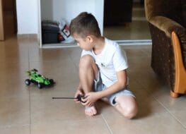 Jucarii cu telecomanda pentru copii - beneficii si avantaje 30 jucarii cu telecomanda pentru copii